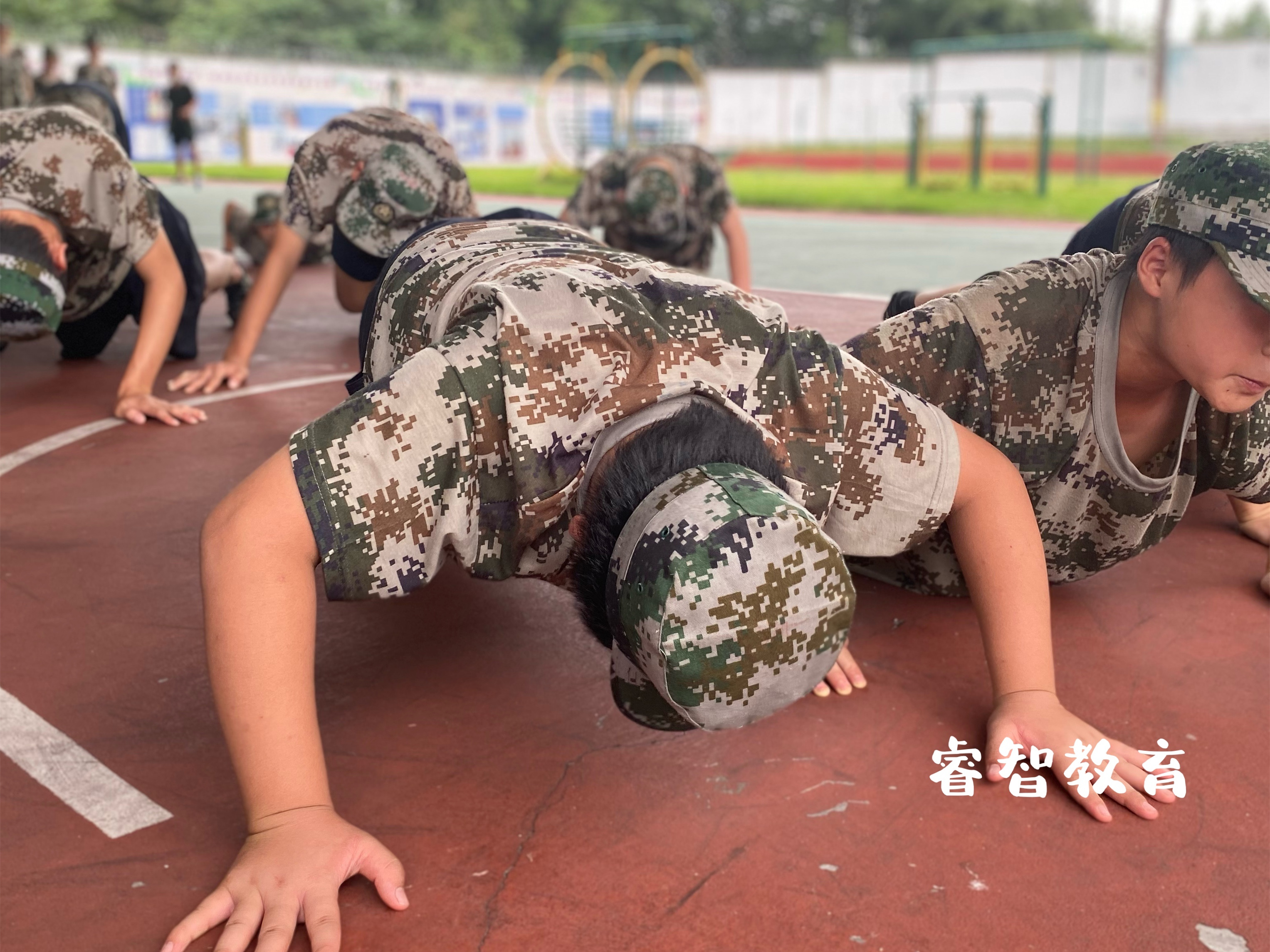 面對孩子厭學(xué)情況，家長內(nèi)心焦慮不安，不由得害怕孩子放棄學(xué)習(xí)，以后難以在社會(huì)上立足。嘗試了許多辦法，依舊不能消除孩子的厭學(xué)情緒，讓家長們十分無力。新起點(diǎn)專門學(xué)校，一所廣西玉林市全封閉叛逆學(xué)校來跟大家分享教育厭學(xué)孩子的方法。